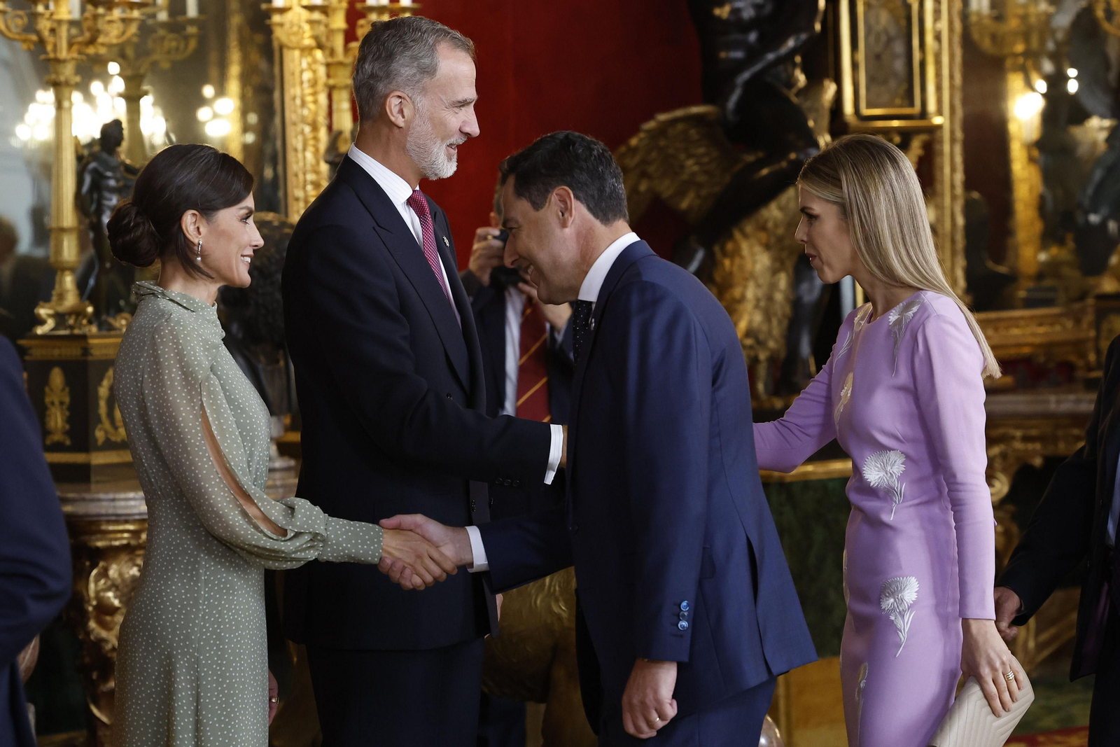 Los Reyes saludan al presidente andaluz Juanma Moreno y a su mujer, ayer en el Palacio Real.