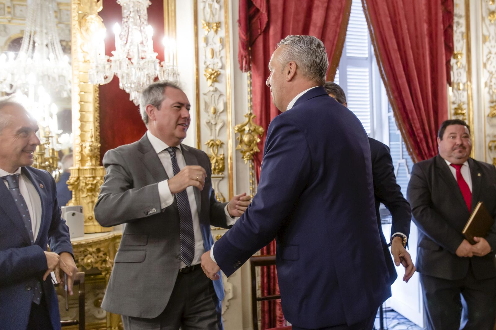 Las imágenes del relevo en la presidencia de la Diputación de Cádiz