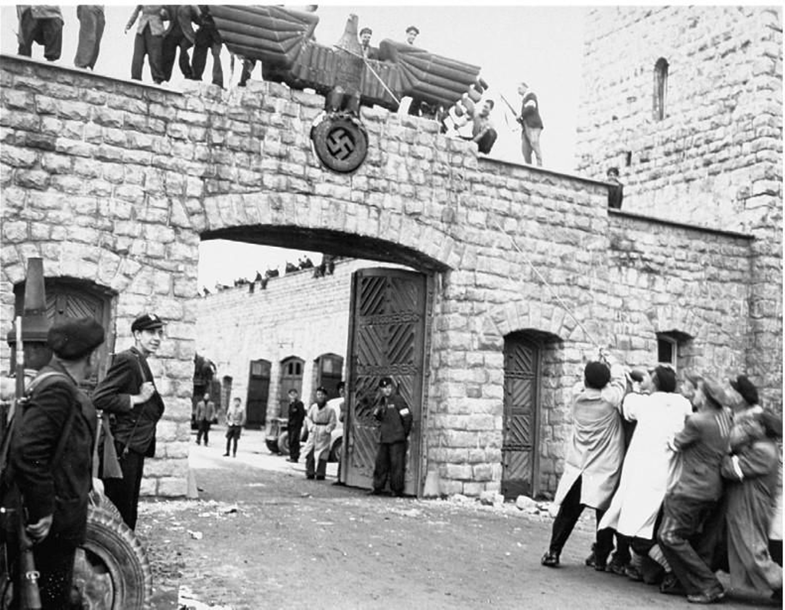 Supervivientes españoles tirando el águila nazi el día de la liberación de Mauthausen.