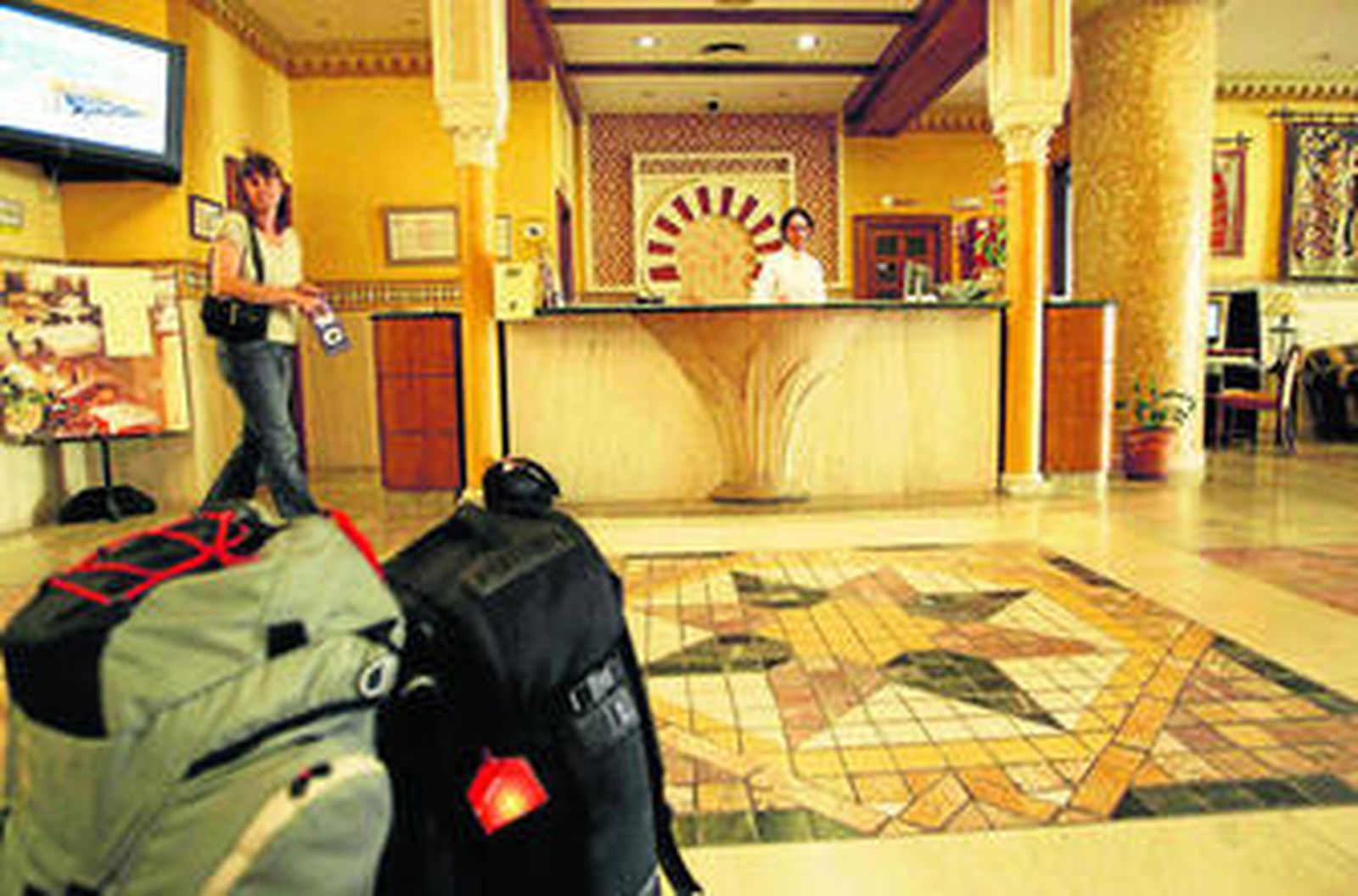 Turistas recogen sus pertenencias en un hotel de la capital.