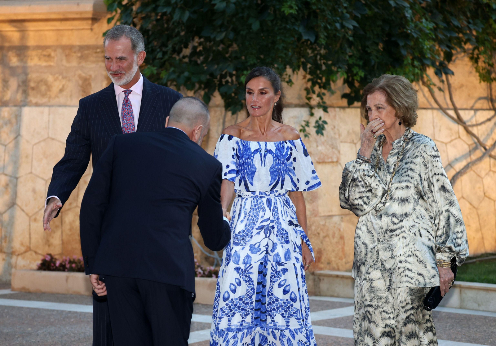 Los Reyes y doña Sofía saludan en la recepción