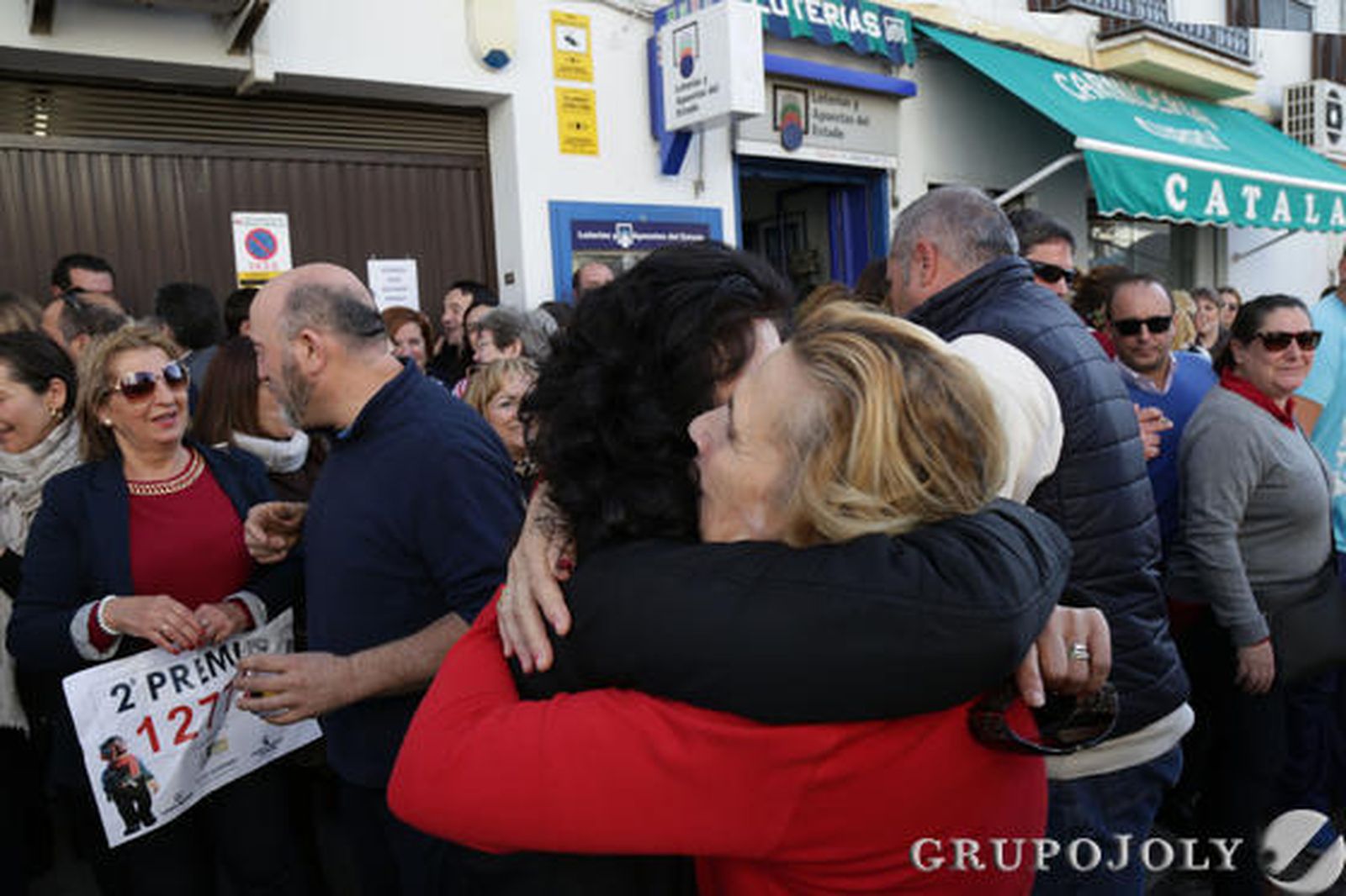 Vecinos de Osuna, agraciados con el segundo premio al número 12775.

Foto: M.J.López