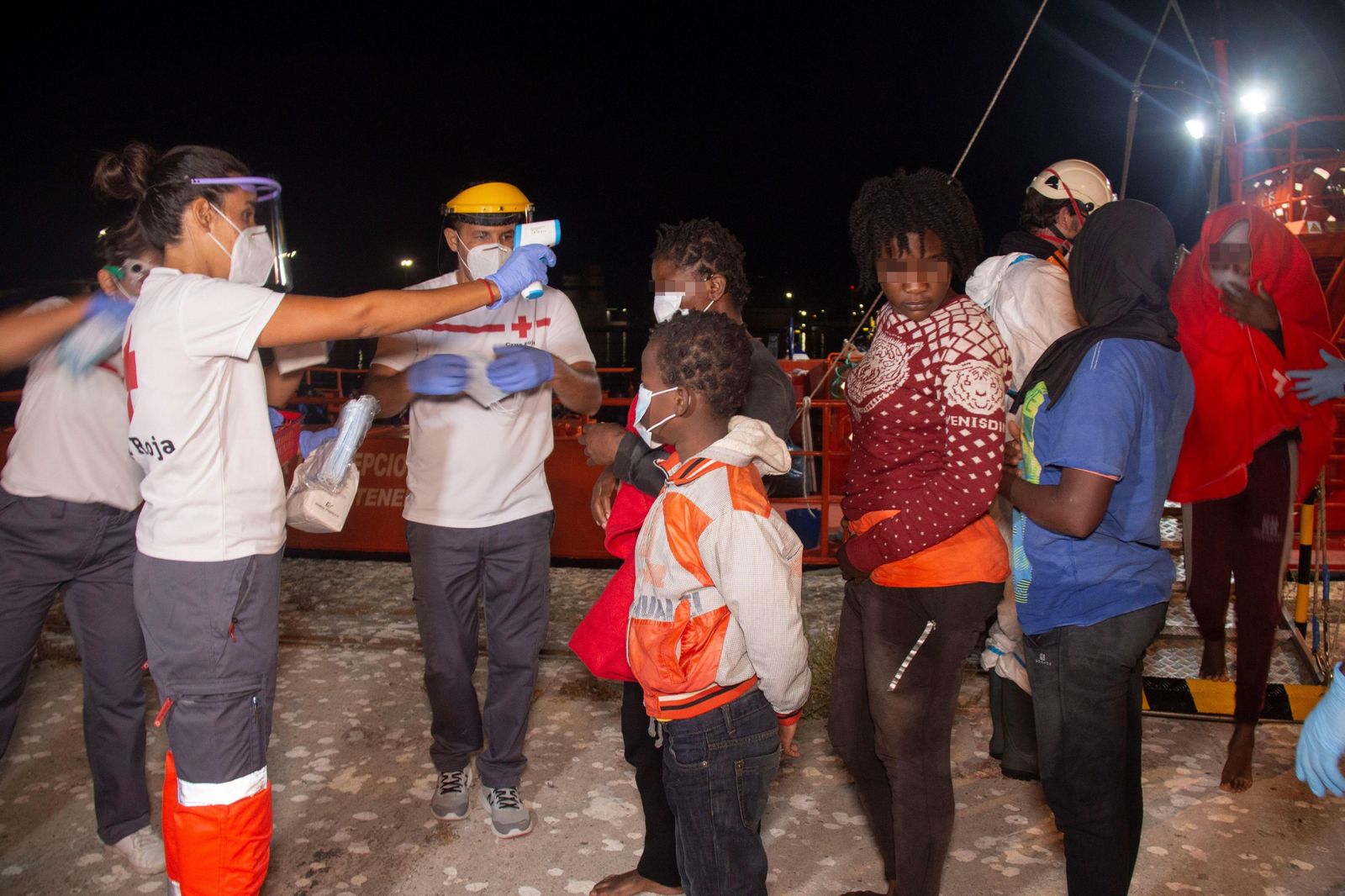 Rescatados 36 inmigrantes en aguas de Alborán