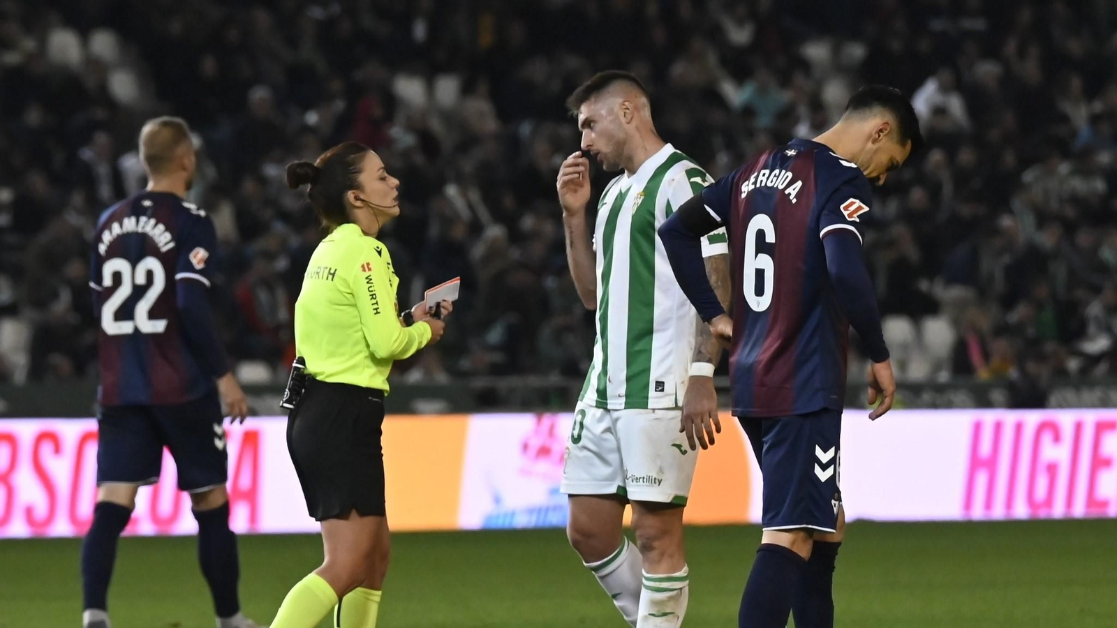 Casas habla con Huerta de Aza tras ser amonestado en el Córdoba CF - Eibar.