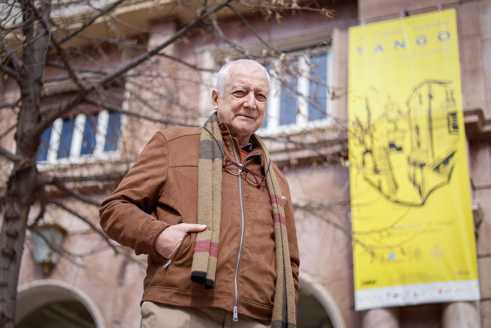 Tato Rébora en la puerta del Teatro Isabel la Católica.