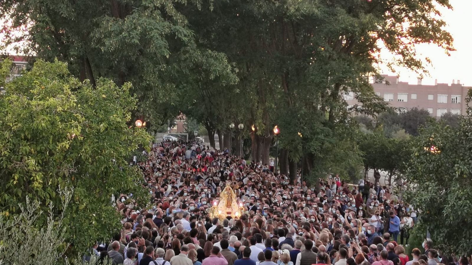 Emotivas imágenes de la Virgen de Valme en su visita al hospital al que da nombre.