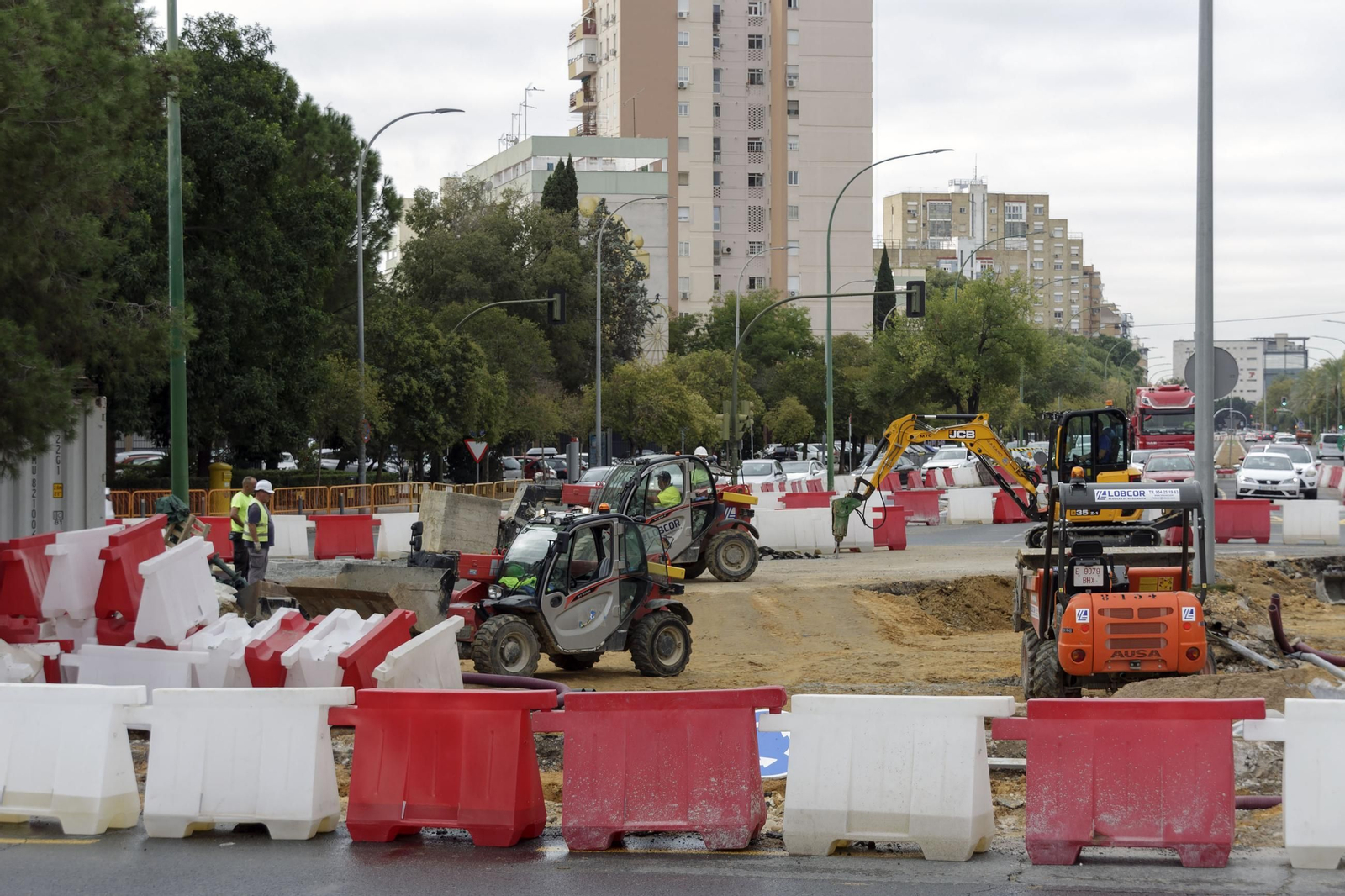 Obras de la construcción del carril del tranvibus que conectará Santa Justa, Sevilla Este y Torreblanca