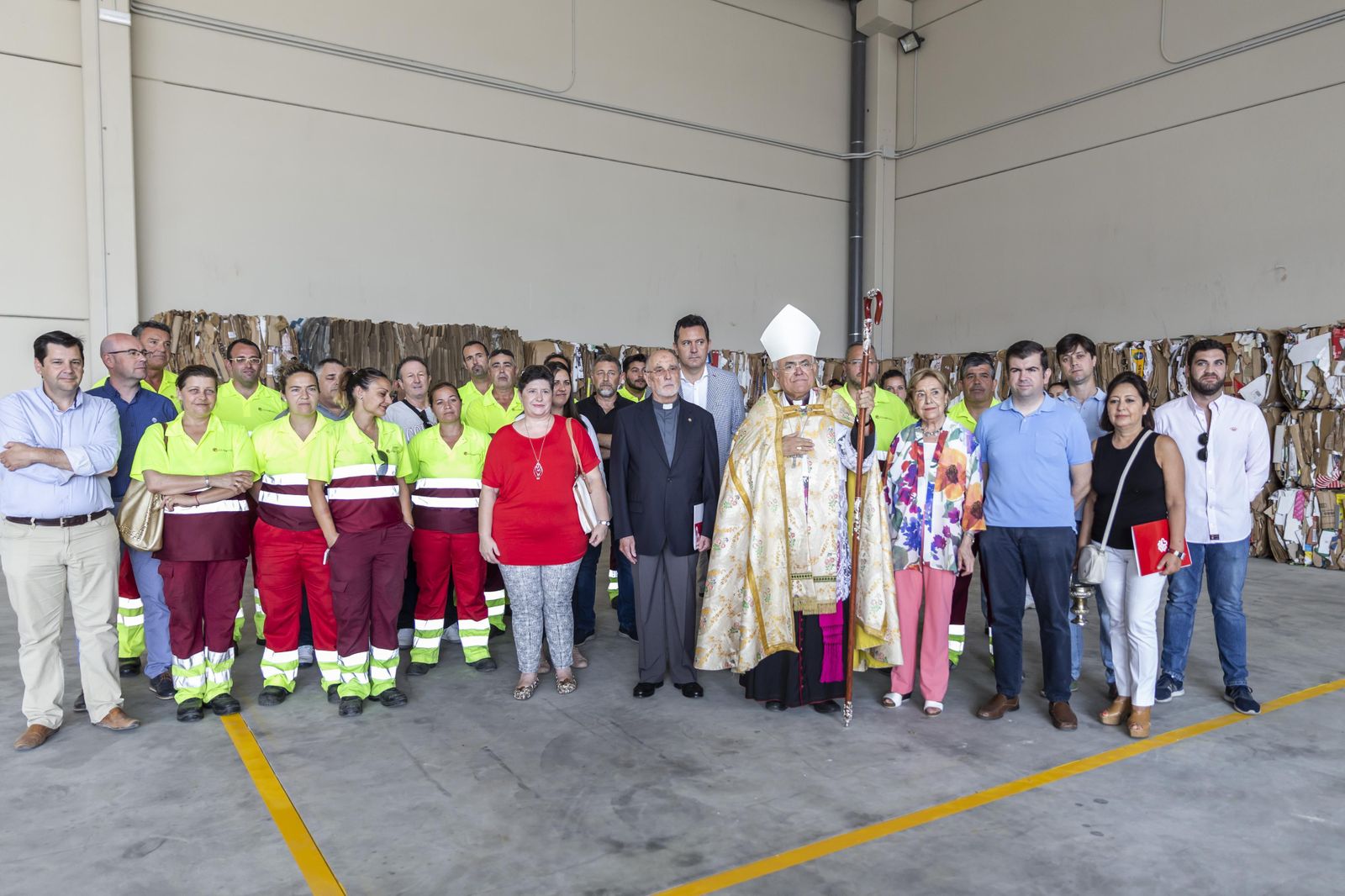 El obispo, en el centro, con trabajadores de Solemcor, ayer en la nueva nave.