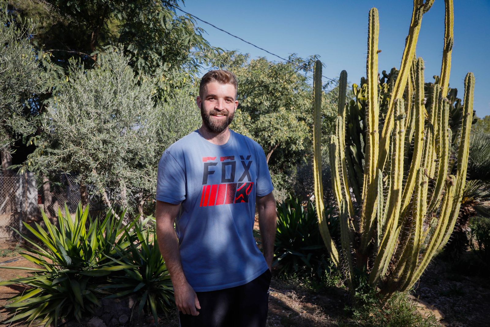 Alejando en uno de los jardines de las fincas que gestiona.