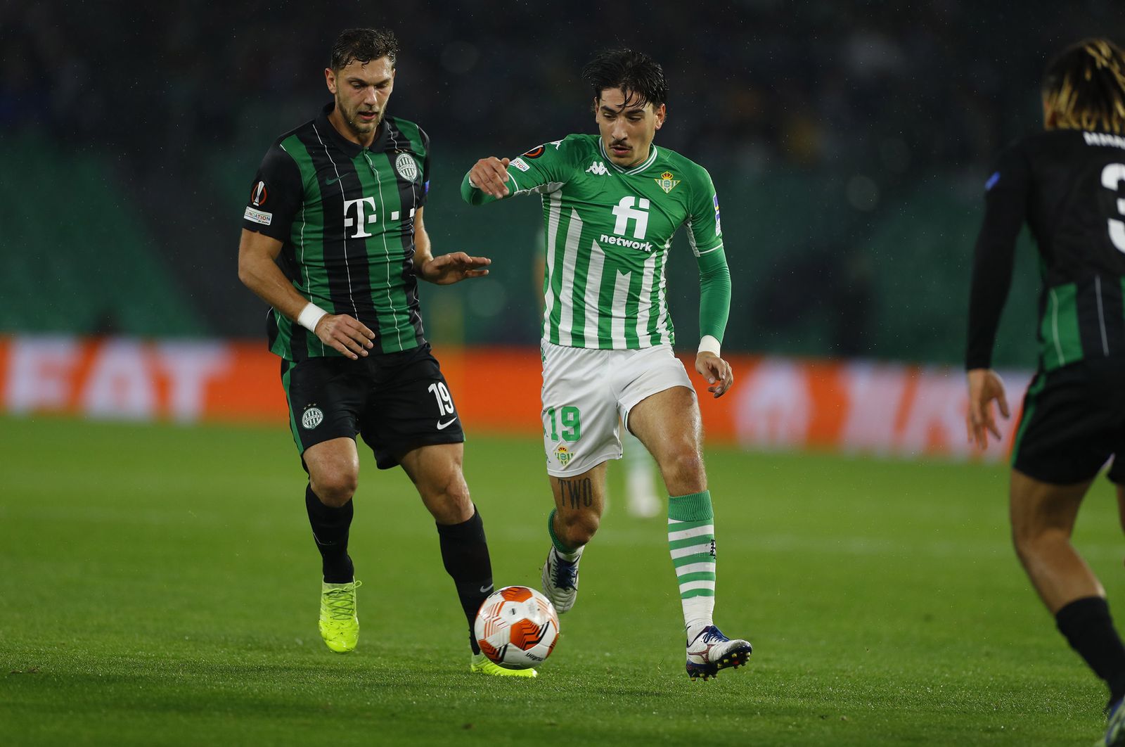 Héctor Bellerín trata de marcharse de un rival.