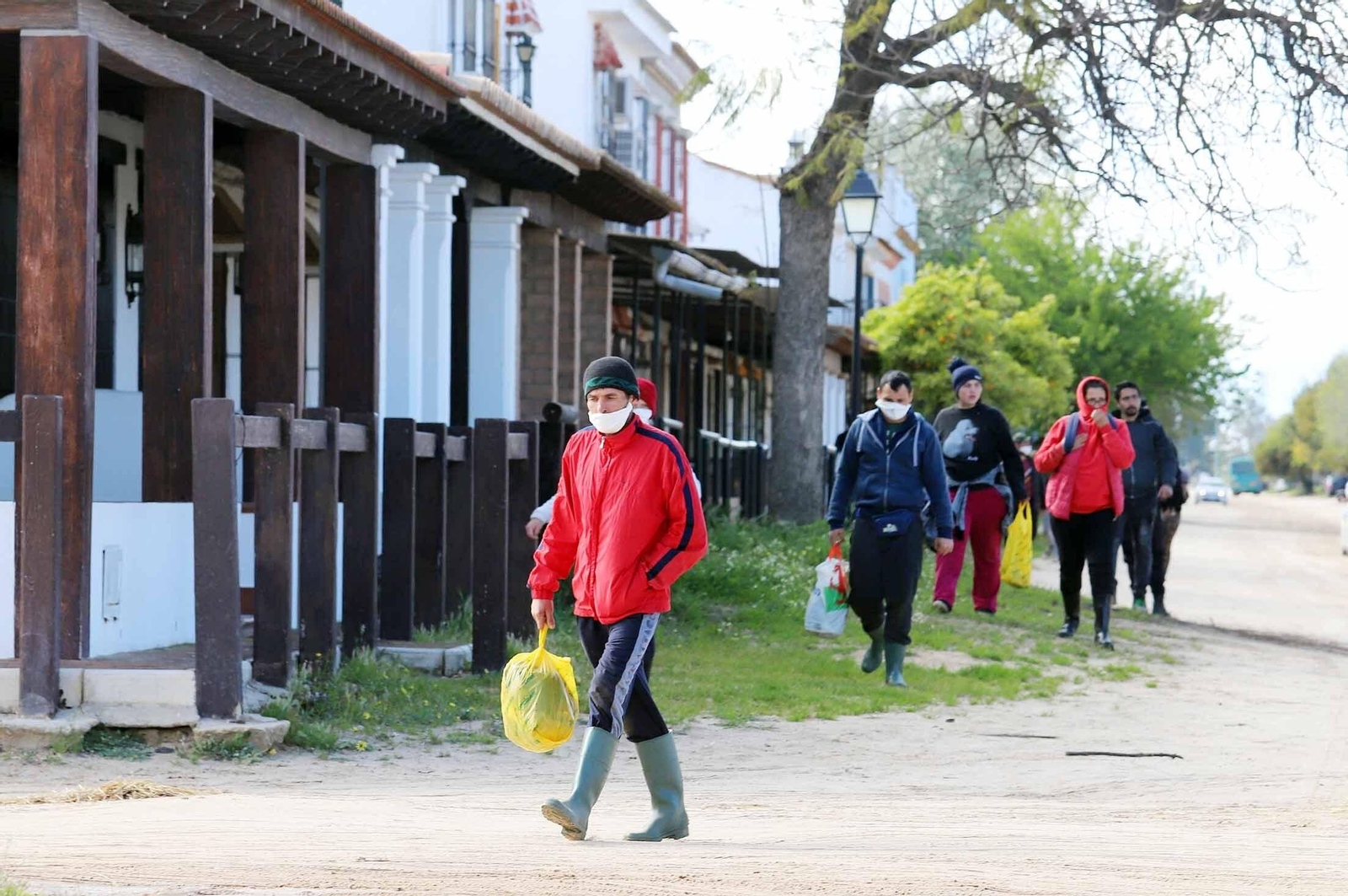 Imágenes de la presencia de la UME en el Rocío para el confinamiento