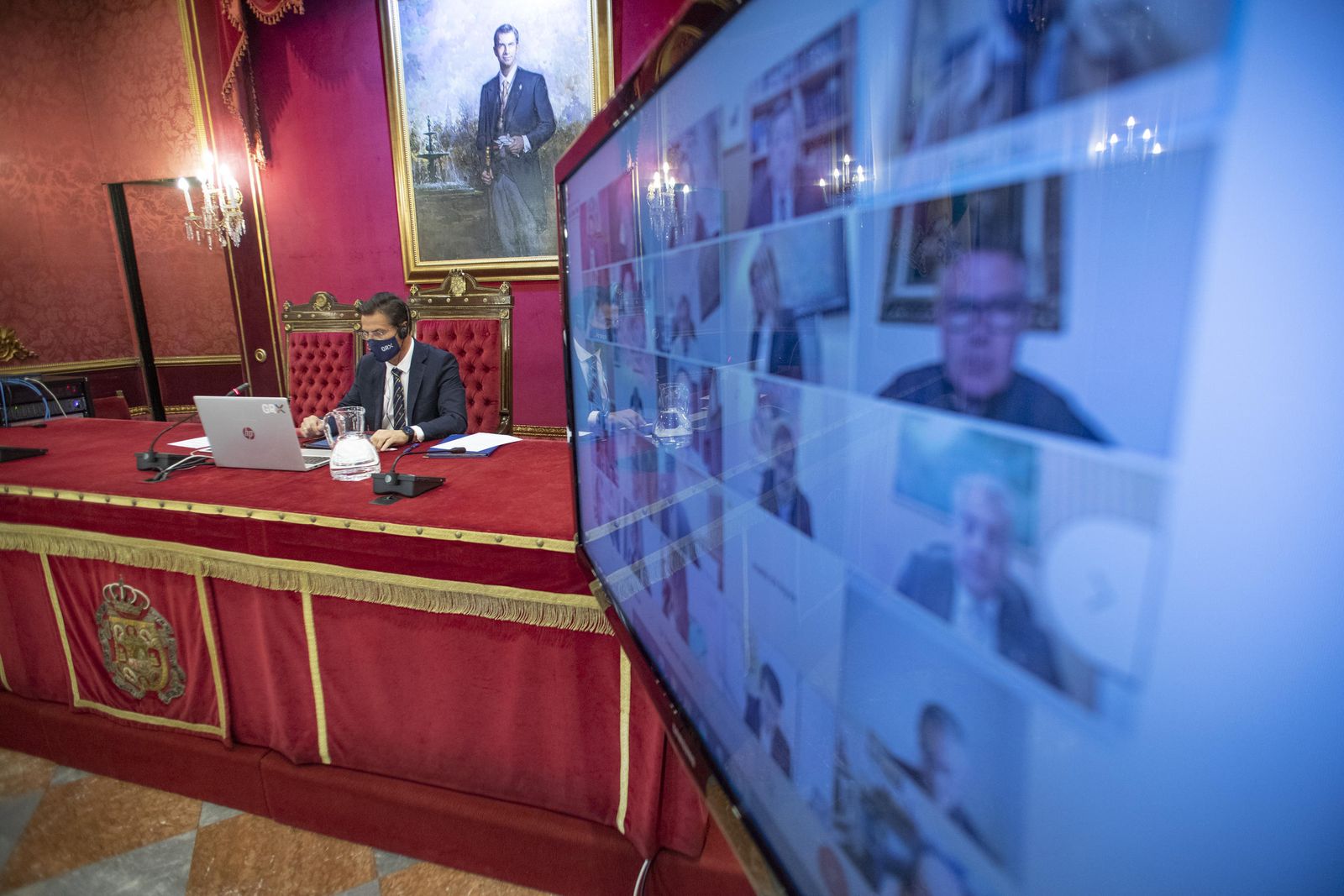 De nuevo sesión con el Salón de Plenos del Ayuntamiento casi vacío.