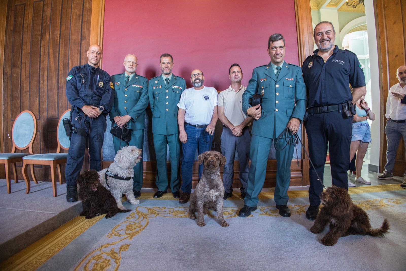 Las imágenes de la entrega del perro adiestrado Enzo a la Guardia Civil en San Fernando