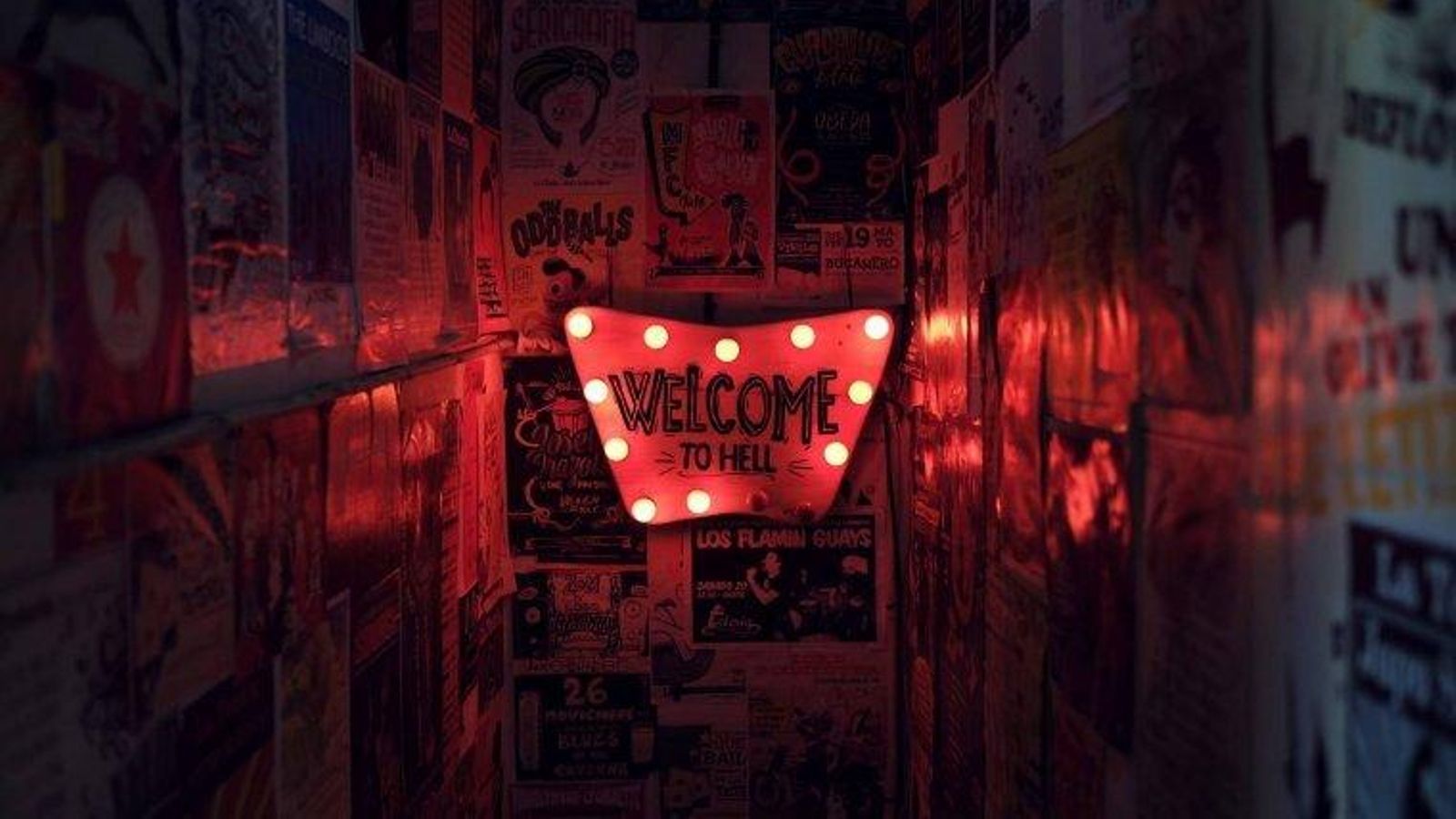 Cartel que te encontrarás al bajar a la zona de conciertos... ¡Quien avisa no es traidor!