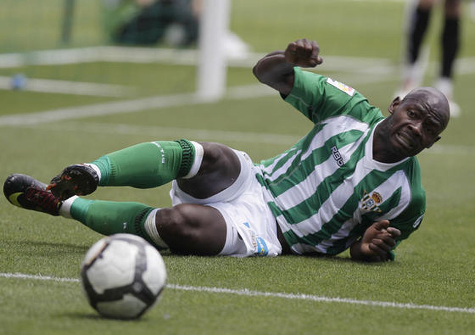 Emana ve como se escapa un balón. / Antonio Pizarro