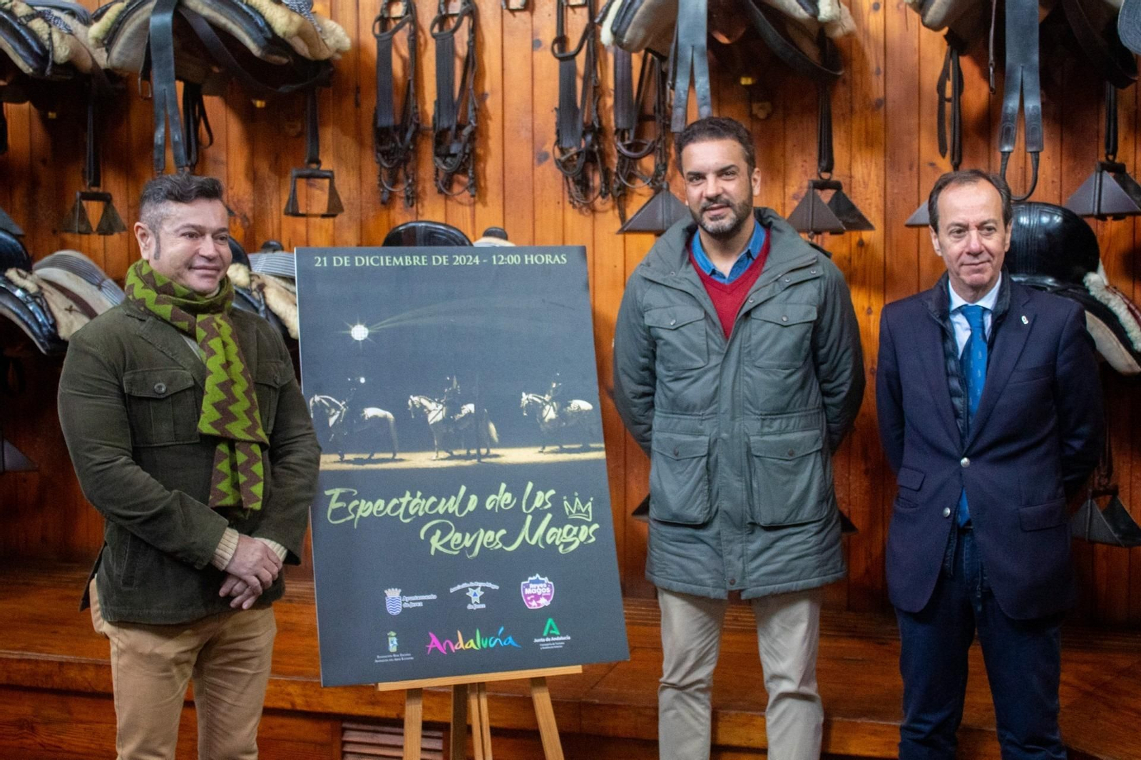 Sus Majestades los Reyes Magos de Oriente, Rober Pazo yJesús Méndez, con el director de la Real Escuela, Rafael Olvera.
