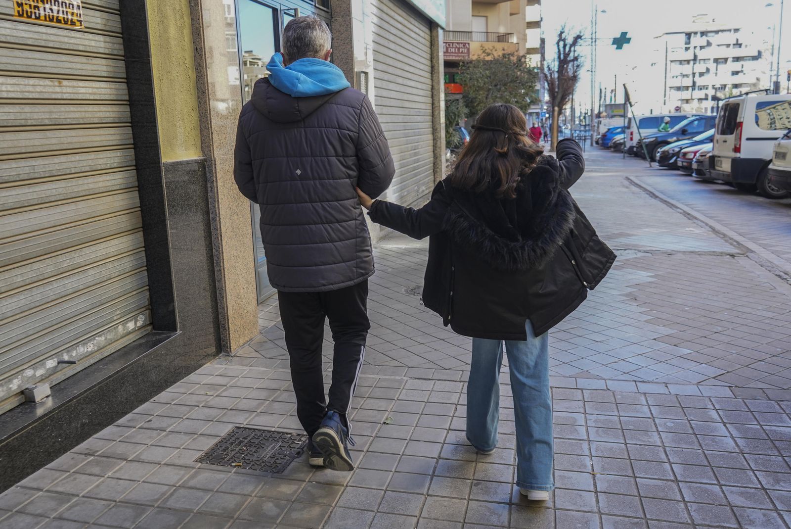 Un padre y su hija pasean por el centro de Granada.