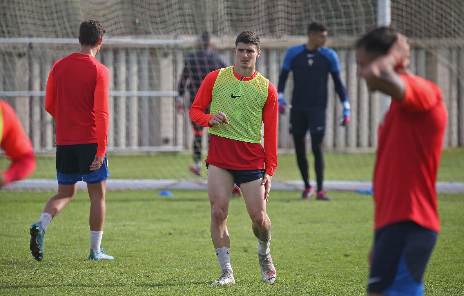 Eric Montes, con peto de entrenamiento.