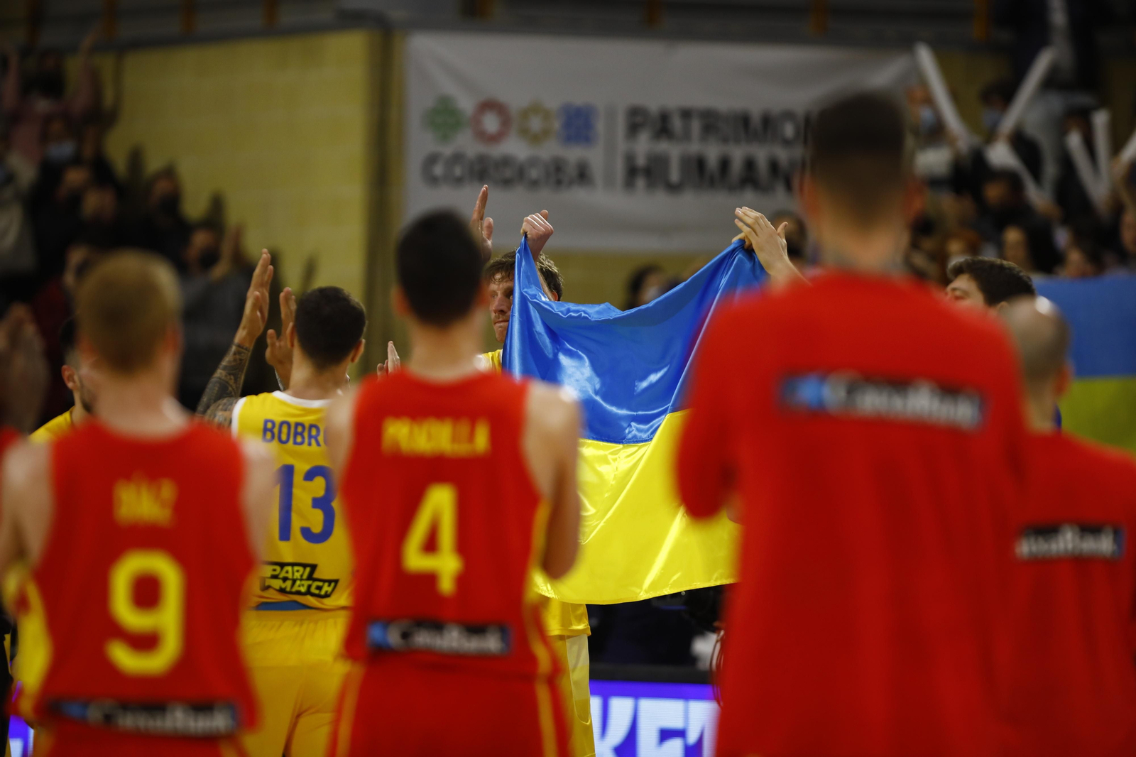 Las imágenes del emotivo encuentro entre España y Ucrania en Córdoba