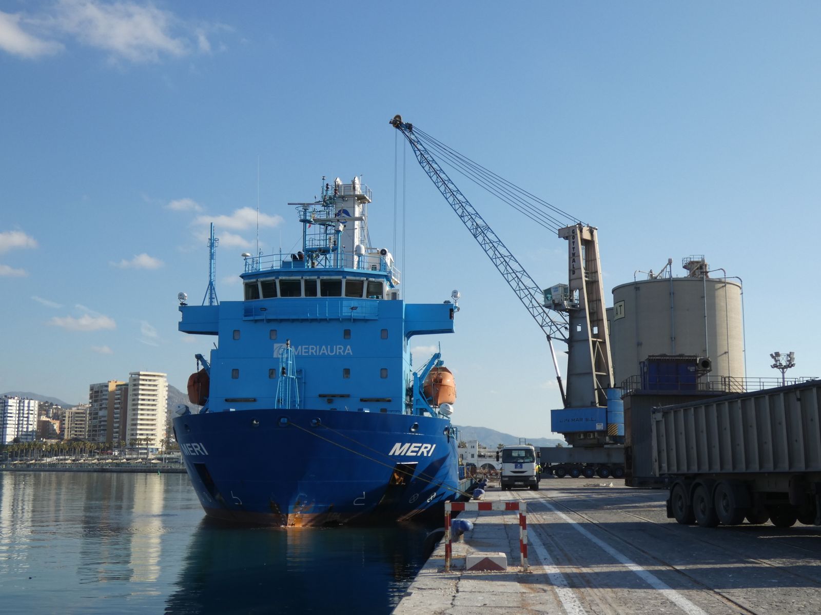Preparativos para la carga de la grúa móvil Liebherr LHM 250 en el muelle número seis.