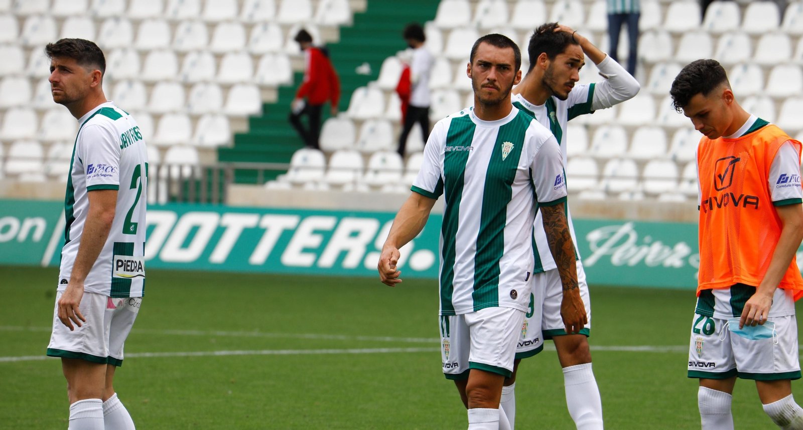 Javi Flores, Moutinho, Diego Domínguez y Luismi, abatidos tras el descenso a Segunda RFEF.