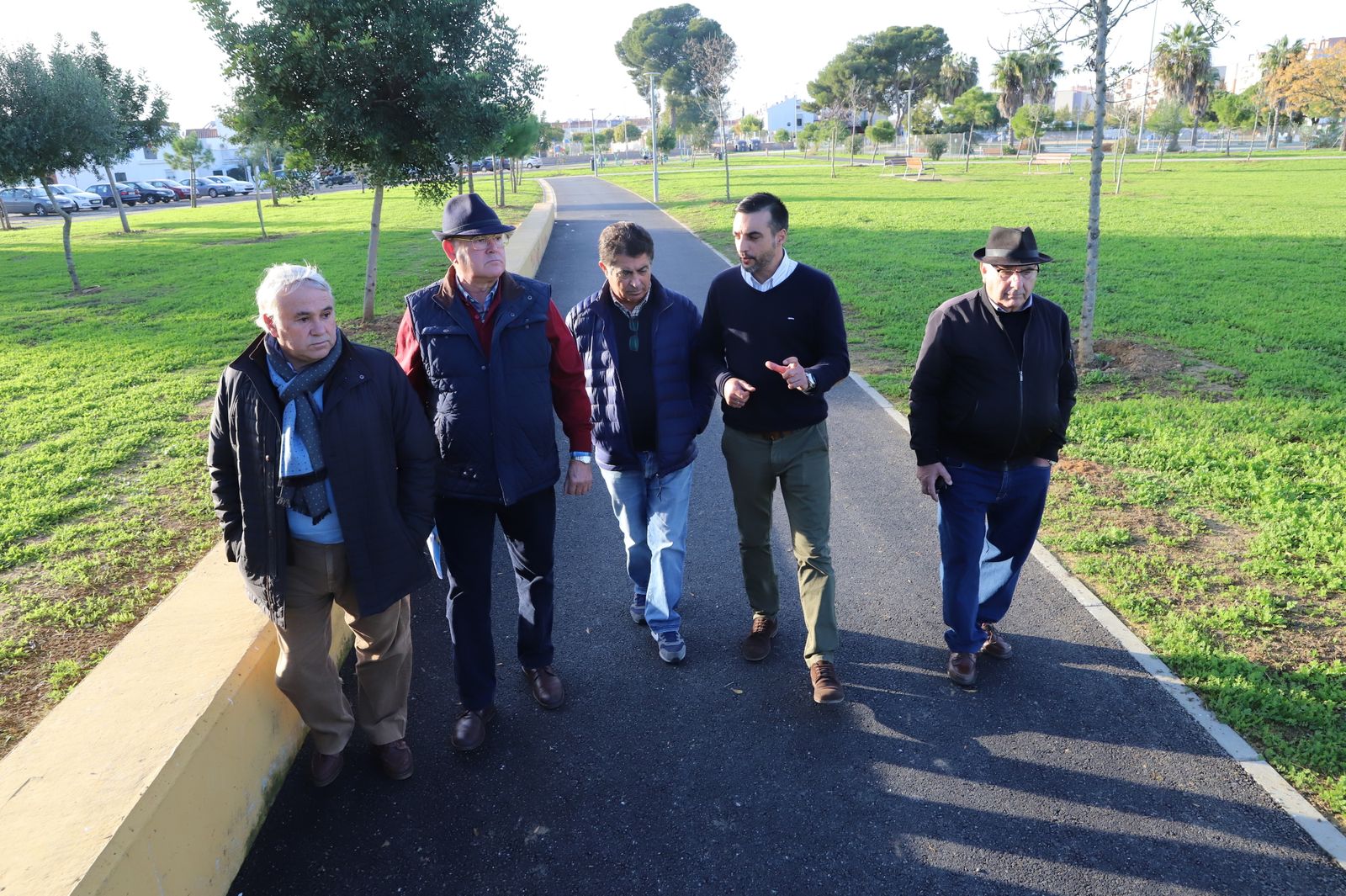 Un momento de la visita de José Antonio Díaz, junto a los presidentes vecinales.