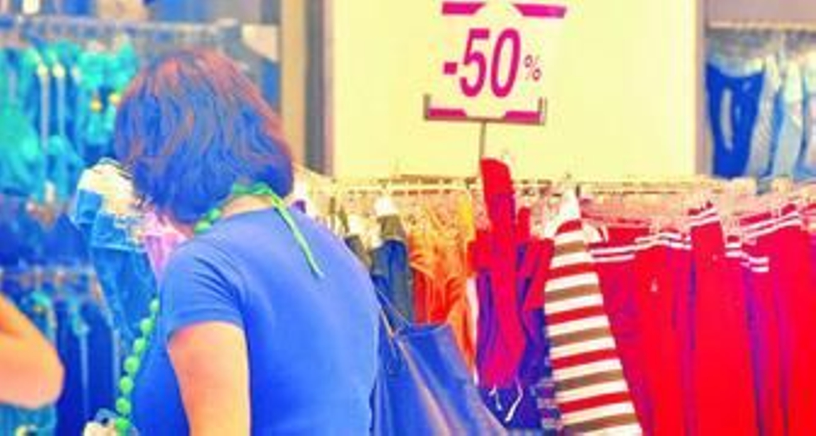 Paseo para ver las últimas rebajas por una tienda del centro de la ciudad.