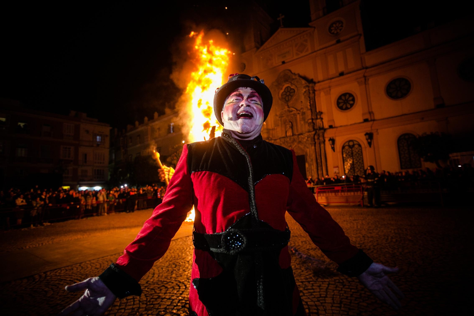 El pregón  y la quema del dios Momo en imágenes