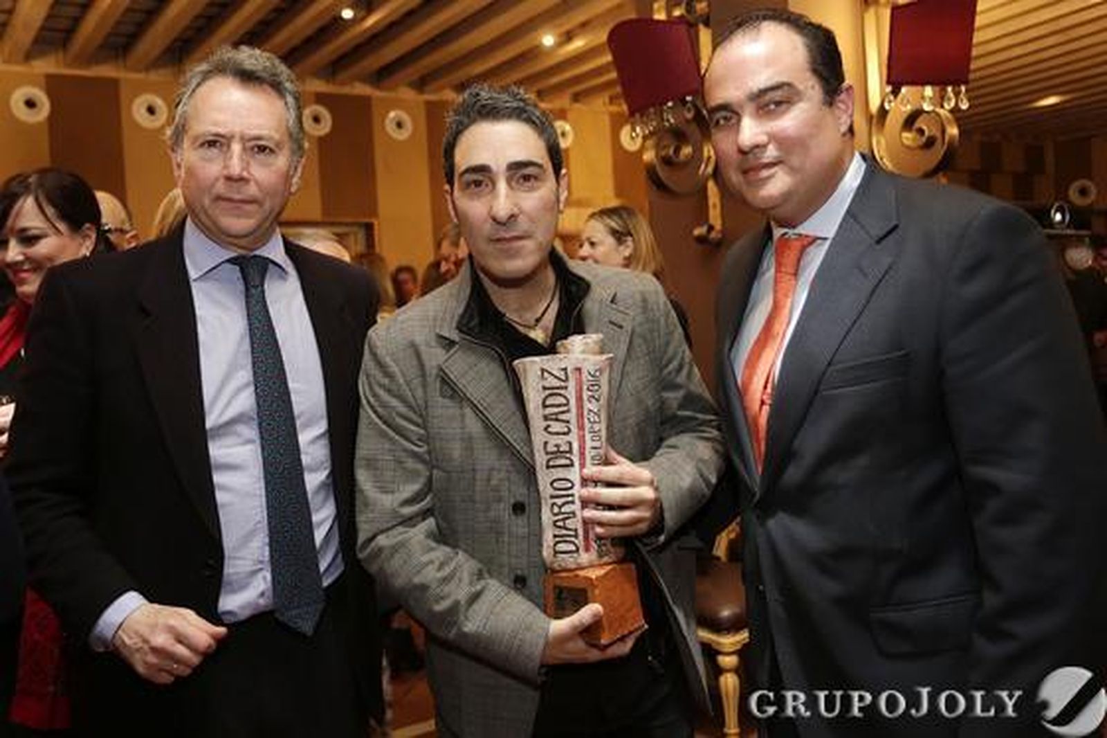 El presidente del Grupo Joly, José Joly, el premiado Antonio Martínez Ares, y el director de Diario de Cádiz, David Fernández.

Foto: Julio Gonzalez-Joaquin Pino-Fito Carreto