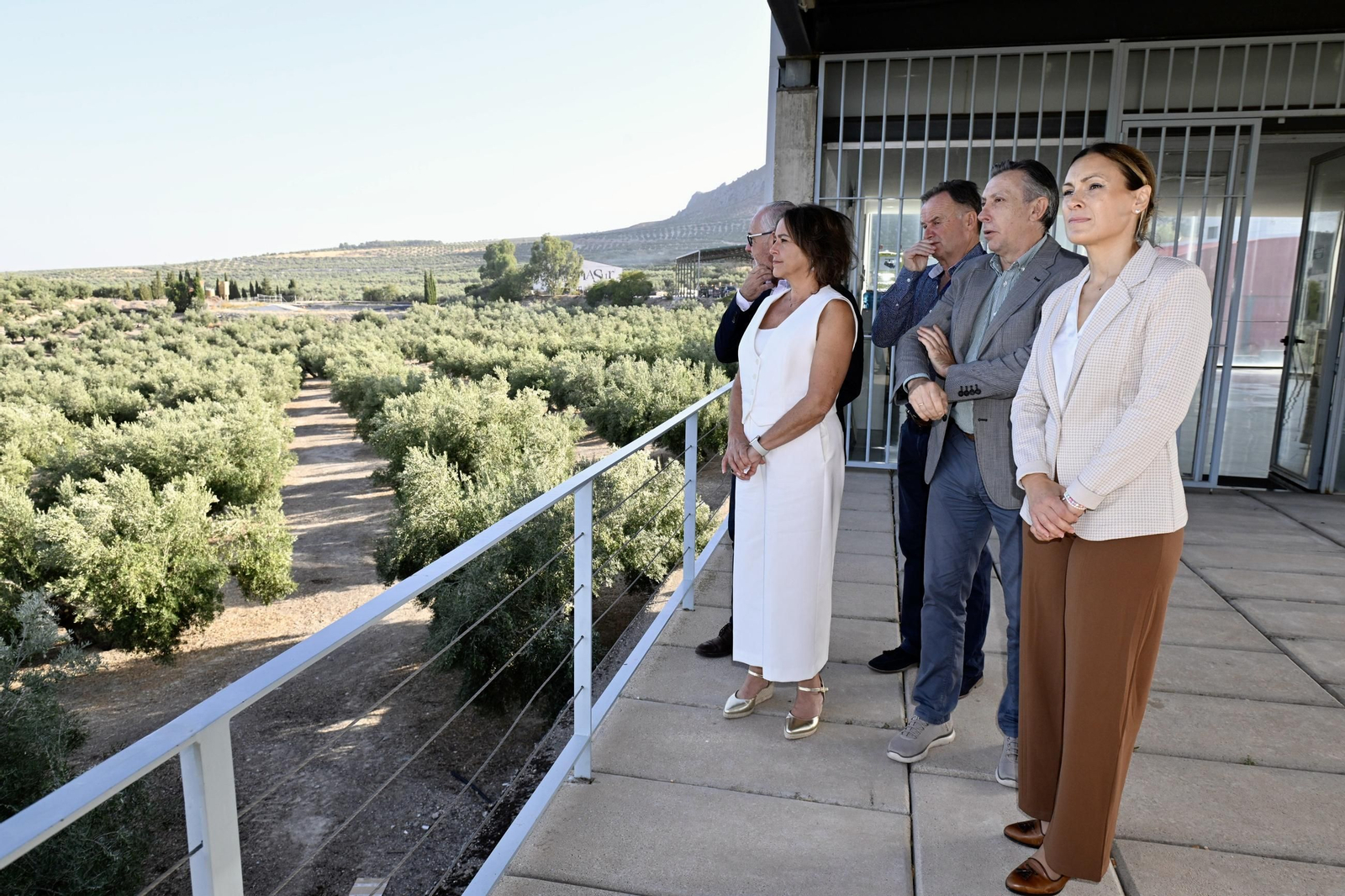 Catalina García frente al mar de olivos de Jaén.