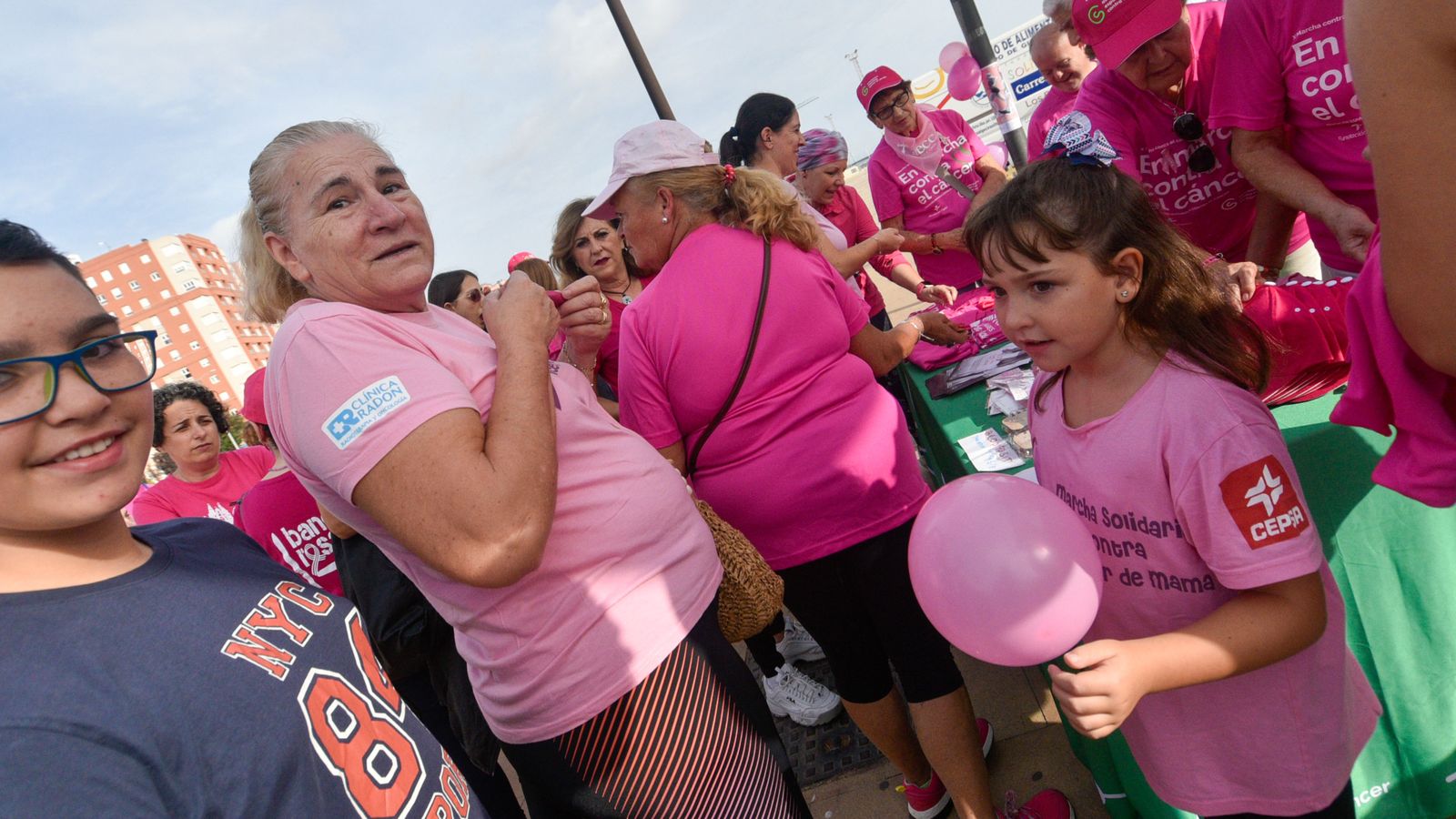Las fotos de la Marcha contra el cáncer de mama en Algeciras
