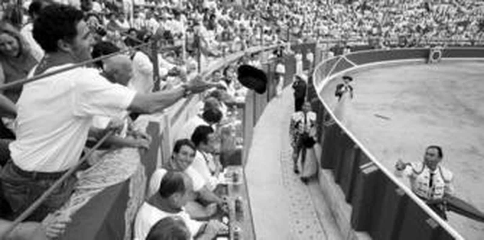 Pepín Liria, herido en la boca, corta una oreja en su despedida de Pamplona