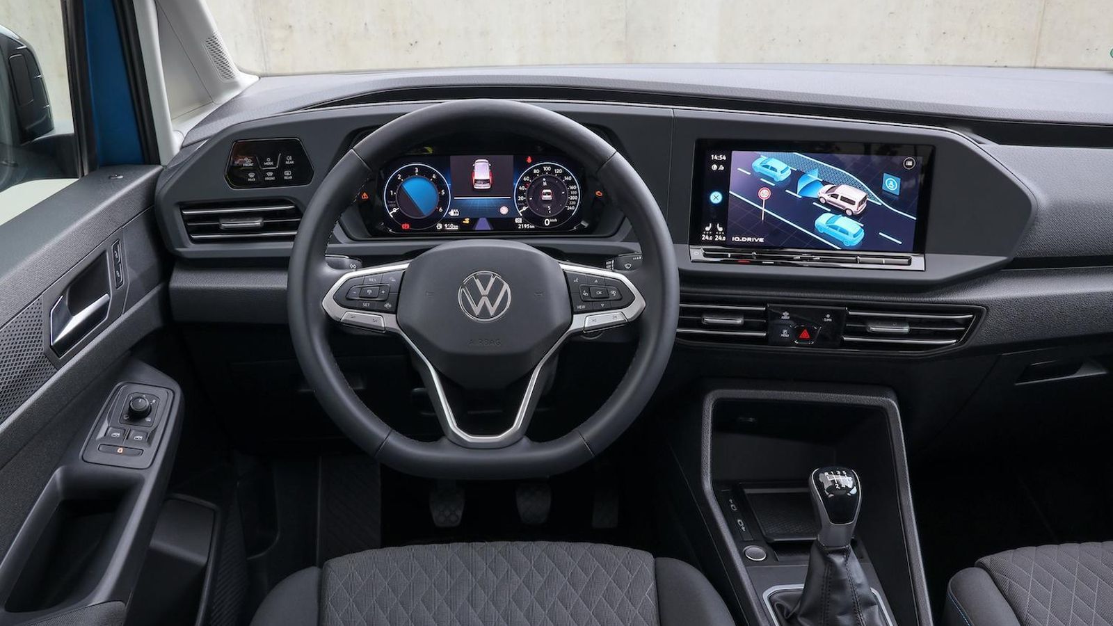 Además de ayudas a la conducción, el Caddy estrena una mayor digitalización del entorno del conductor. Algunos de los mandos, como el de las luces o el situado bajo la pantalla central, proceden directamente del Golf.