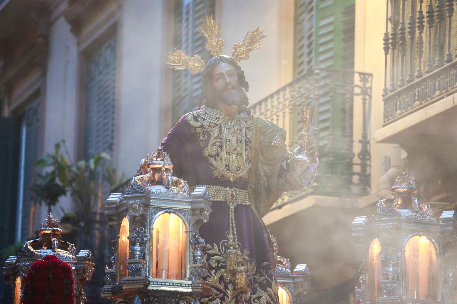 El vía crucis inaugura la cuaresma, en imágenes