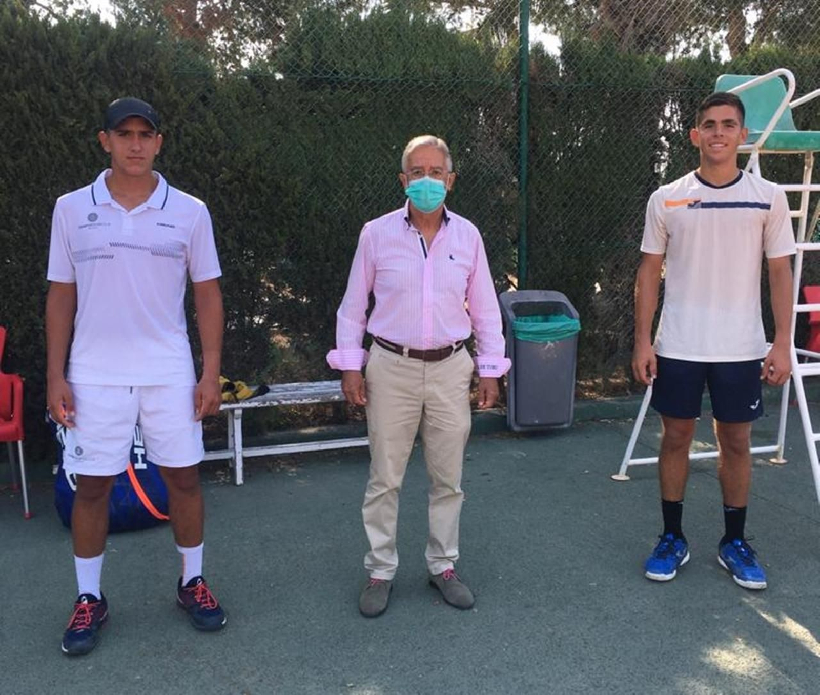 El delegado en Almería de Tenis, José Salamanca, junto al campeón andaluz, el almeriense Carlos Guerrero, y el granadino Domenech