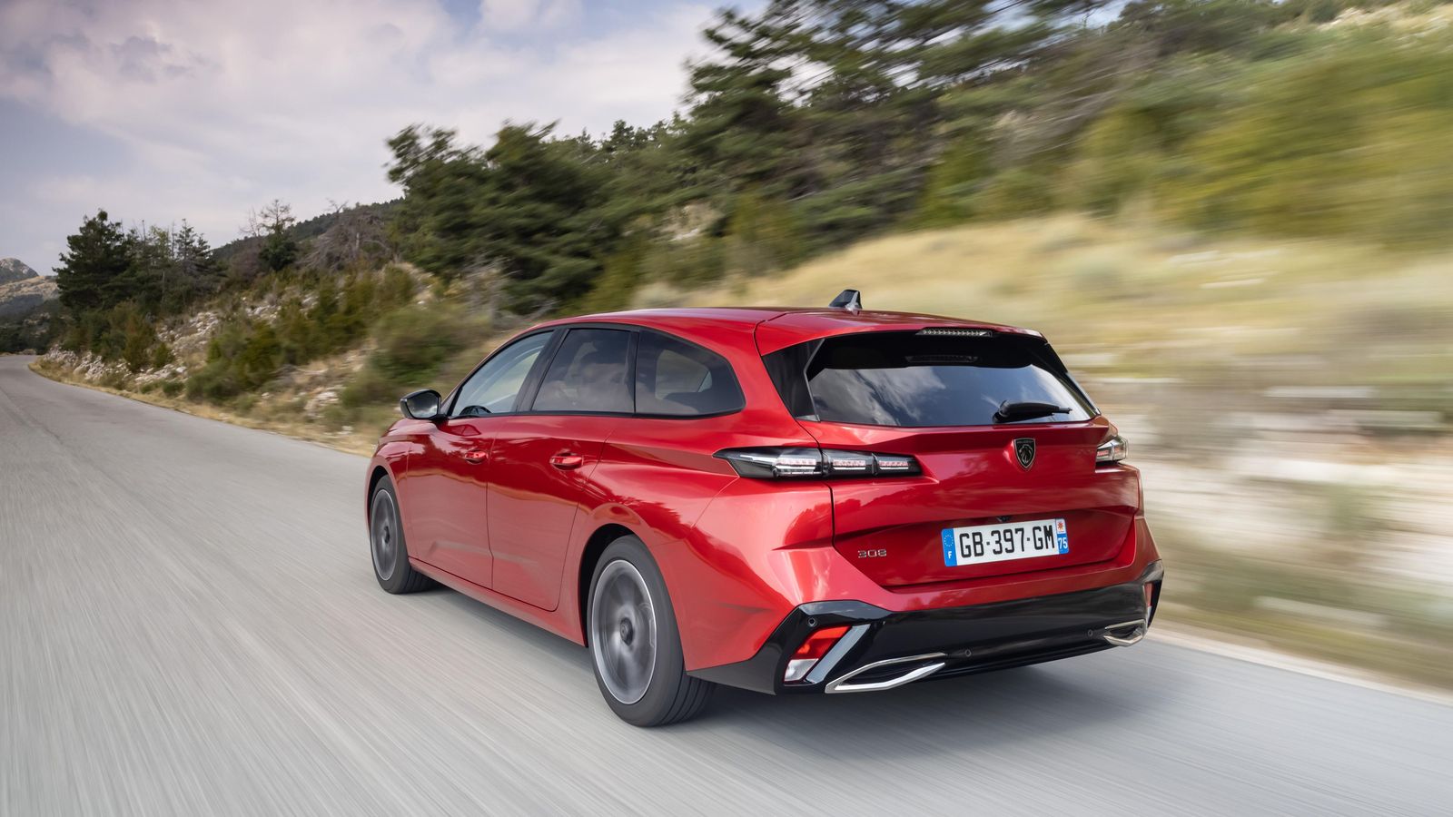 Tanto la versión Hybrid 225 como la Blue HDI de 130 CV que hemos conducido se han caracterizado por sus bajos consumos a ritmos altos, aunque el híbrido mejora al Diesel.