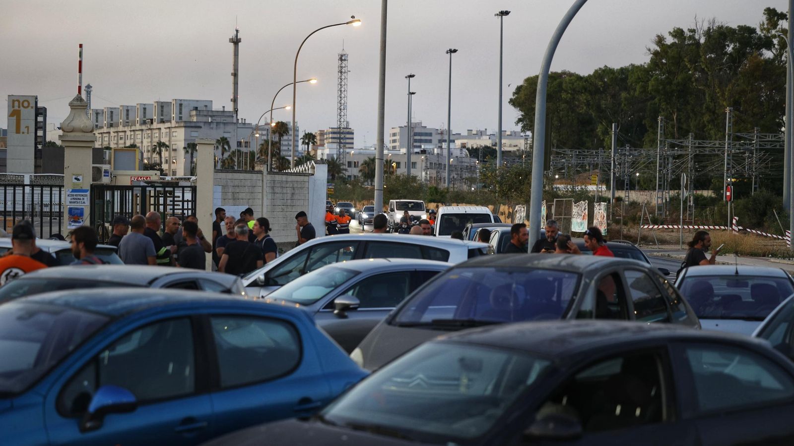 La puerta del astillero de Navantia en Cádiz, cerrada este lunes a las 7:00 horas. La puerta del astillero de Navantia en Cádiz, cerrada este lunes a las 7:00 horas.
