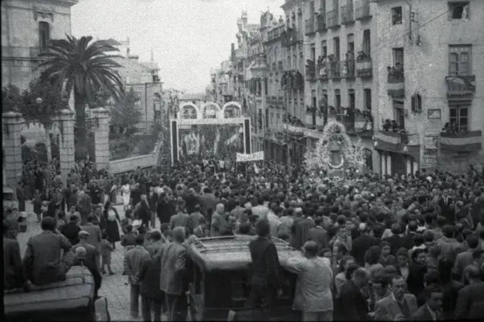 La calle Bernabé Soriano durante la magna procesión de 1950.