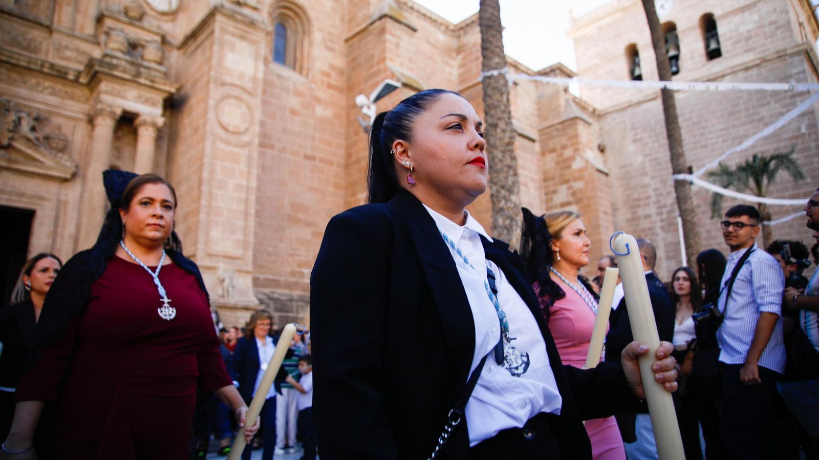 Vea la salida de la Hermandad de Los Ángeles de la Catedral de Almería