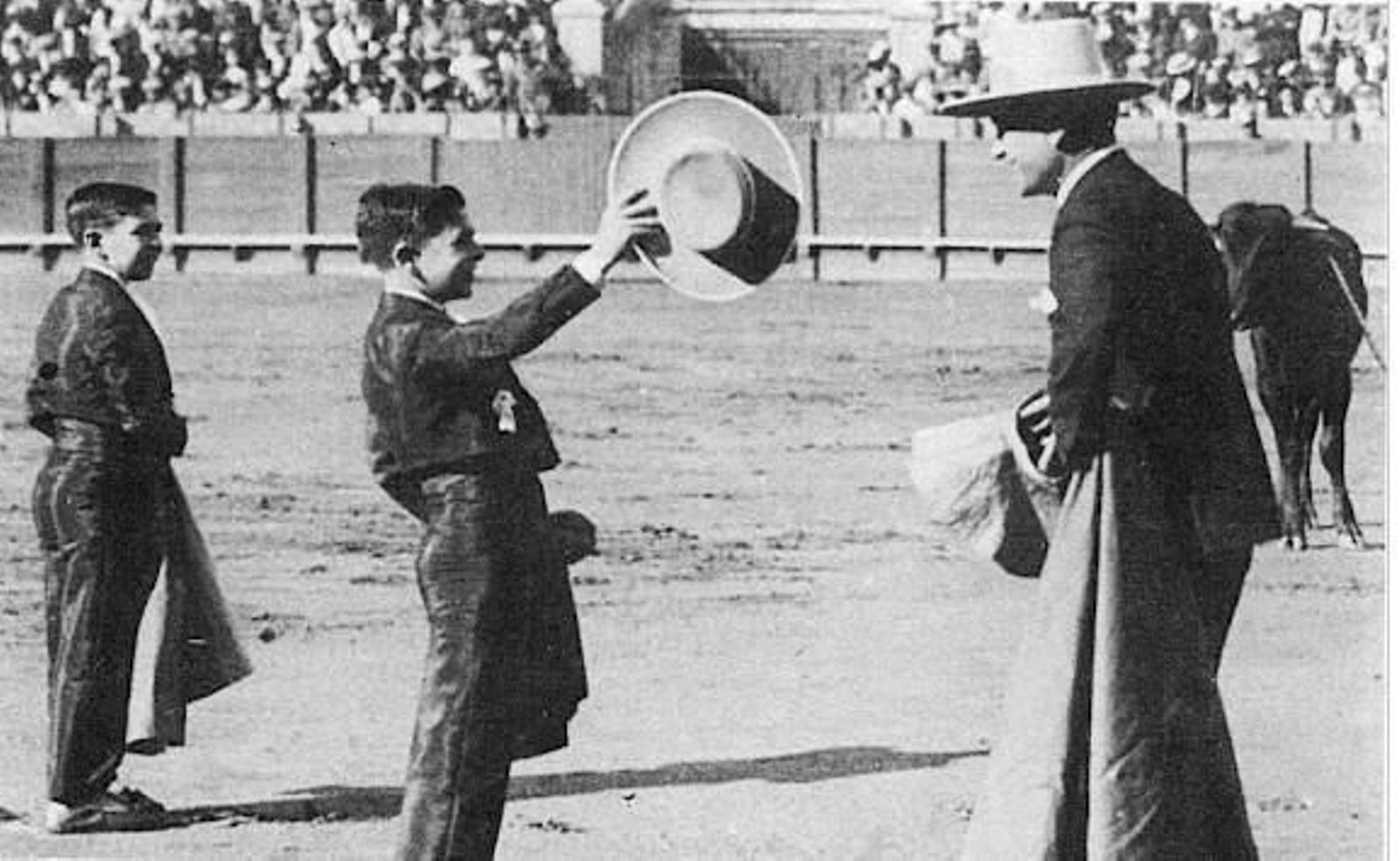 El Papa Negro recibe el brindis de su hijo Manolo mientras Pepe contempla la escena.