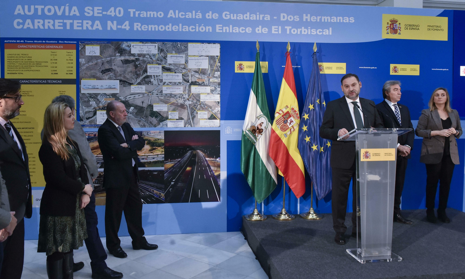 La alcaldesa de Alcalá, el alcalde de Dos Hermanas y el presidente de la Diputación, en el acto de la SE-40, escuchando la intervención de Ábalos.