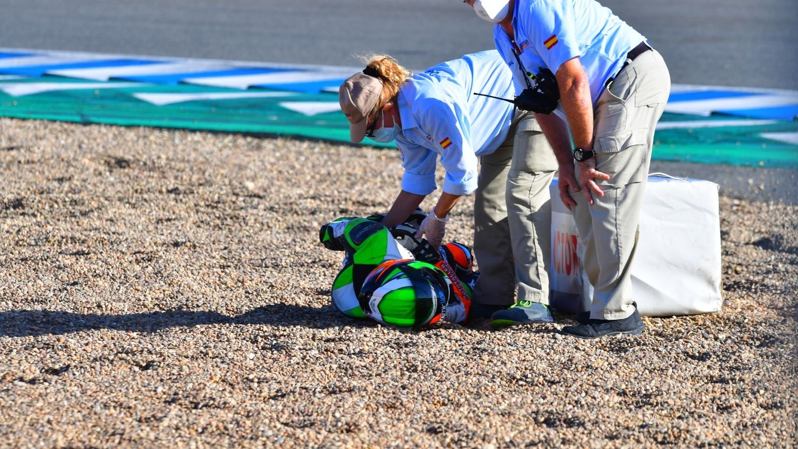 Raúl es atendido tras la caída.