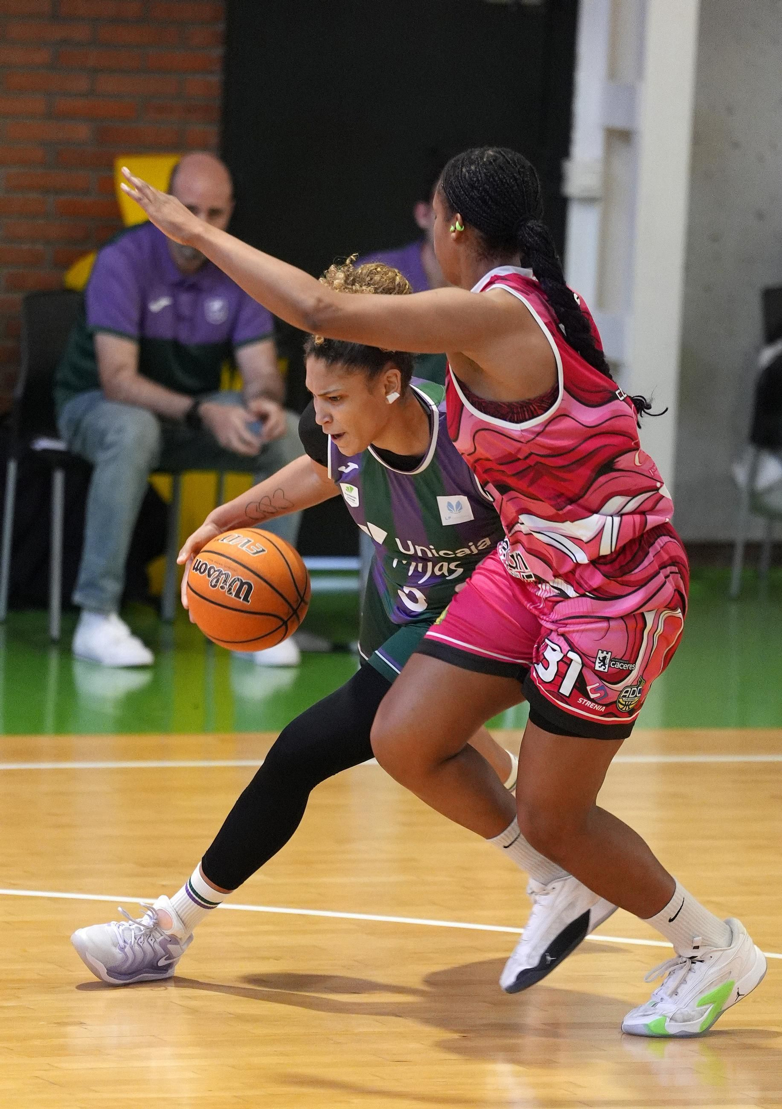 El Unicaja Mijas vuelve a ganar ante el Al-Qázeres