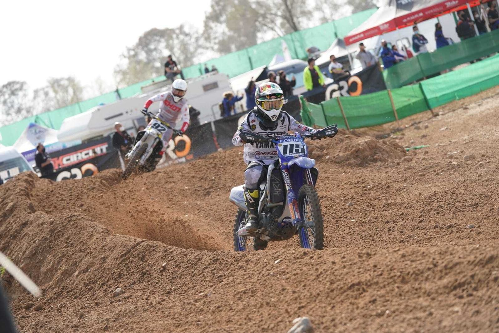 Una imagen de una carrera de motocross.