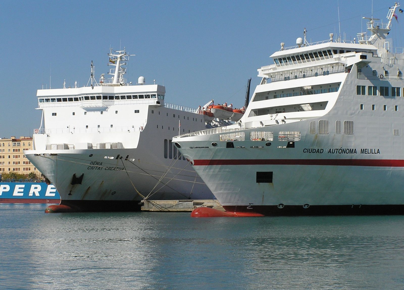 Los dos ferries que desde el lunes navegarán a Melilla reduciendo sus viajes.