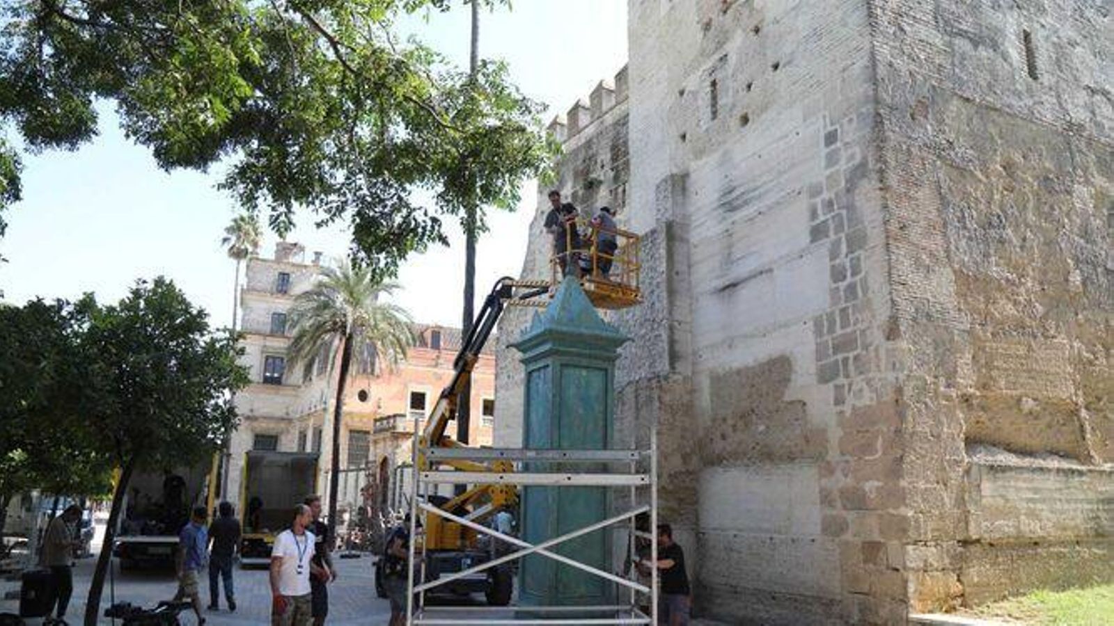 Movimiento de atrezzo en el Alcázar. Movimiento de atrezzo en el Alcázar.
