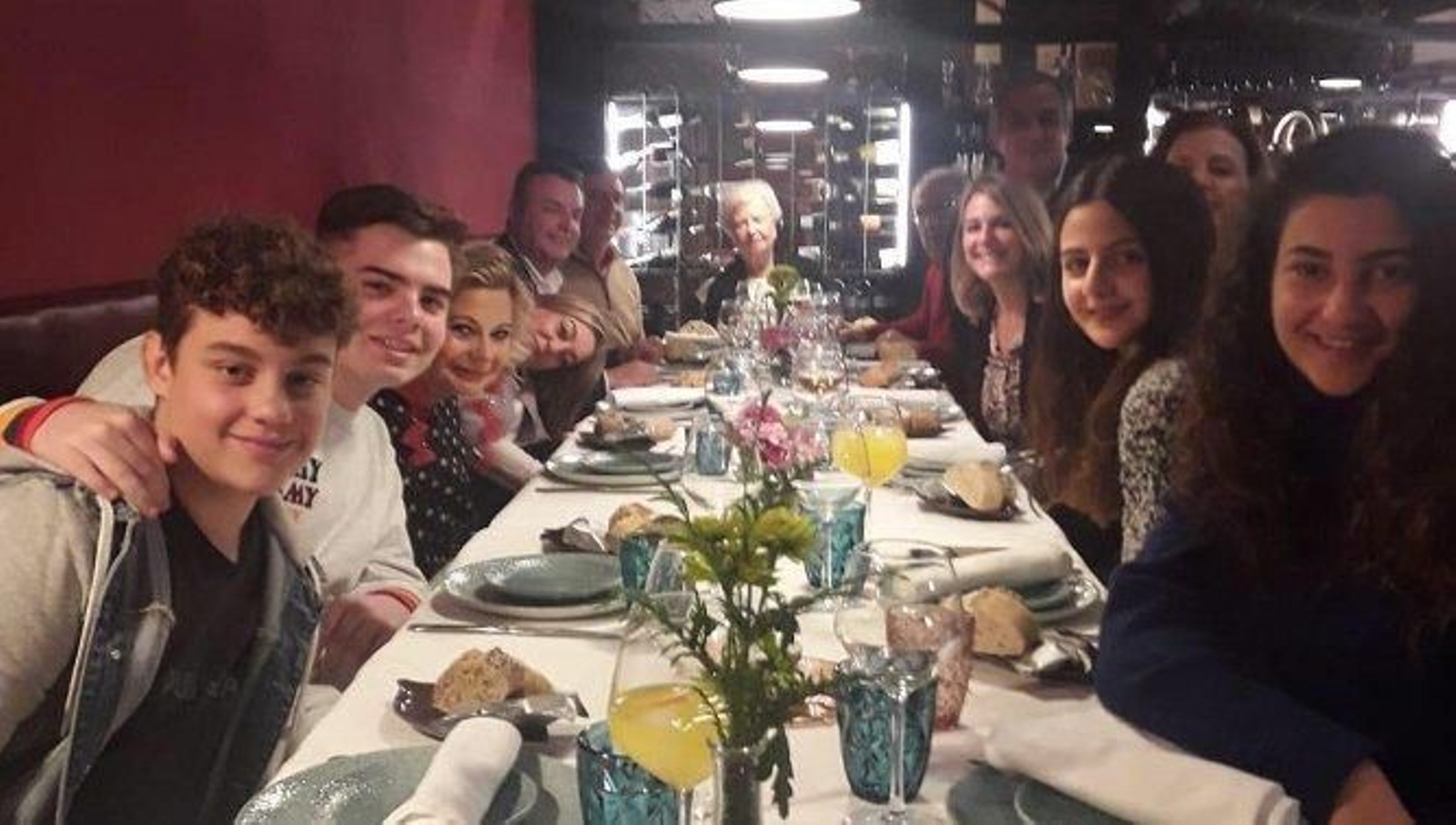 Guillermo, Paloma, José Ángel y María García, Rosa Díaz, Mari Carmen Picardo, Mari Loli Sánchez y Paz Santana, entre otros,  durante la comida.