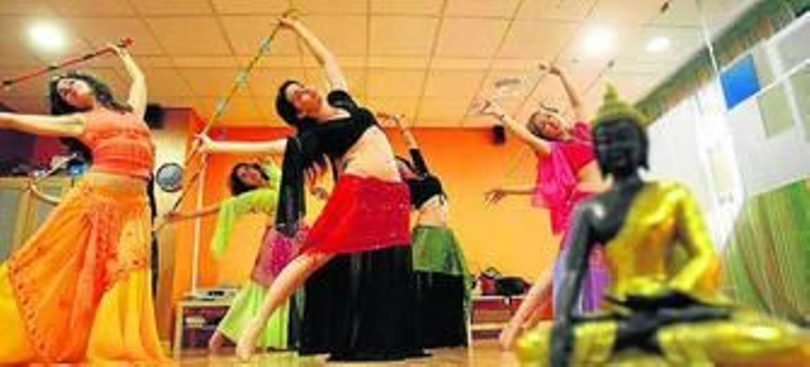 Los abanicos de seda forman parte de la coreografía de la danza oriental.