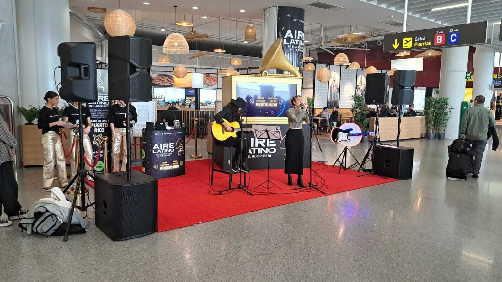 Actuaciones en directo en el aeropuerto de Sevilla por los Grammy Latinos.