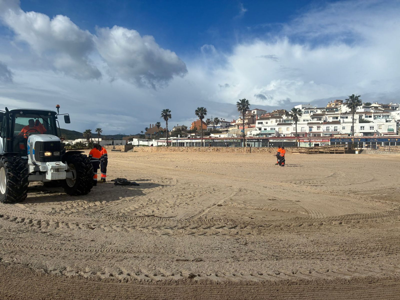 El dispositivo activado por el Ayuntamiento de Algeciras incluye limpieza mecánica con tractor y cribadora, además de labores manuales para retirar cañas, algas y restos acumulados en la playa de Getares tras los últimos temporales.